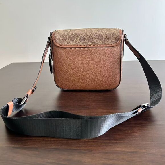 Coach men's Sullivan crossbody bag.Size: 22*20*6cm - Picture 4 of 9